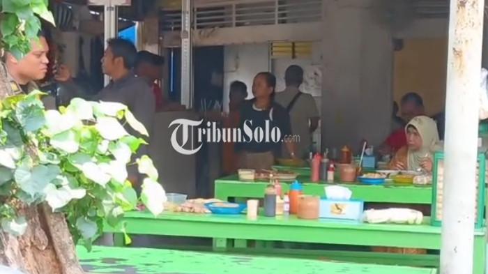 TIDAK HALAL - Suasana warung Bakso Remaja Gading pada Senin (3/11/2025). Hasil sidak dinas menyatakan warung itu non halal.