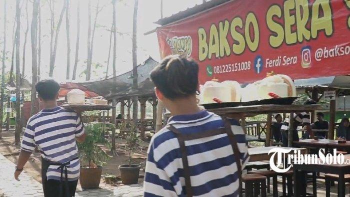WARUNG BAKSO SERA - Warung bakso yang berlokasi di Jalan Bangak - Simo, Kebayanan 3, Pelem, Kec. Simo, Kabupaten Boyolali, Jawa Tengah ini menyajikan menu unik, seporsi bakso disajikan ke dalam batok kelapa muda.