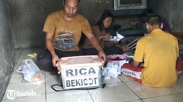 SIAP JUALAN - Wijiyanto (44) sebelum bersiap jualan bekicot goreng, belum lama ini. Warga Kampung Kerten RT 4, RW 8 Kelurahan Jantiharjo, Kecamatan / Kabupaten Karanganyar ini berjualan di Alun-alun Karanganyar.