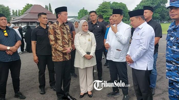Wiranto bersama Presiden ke-7 RI Jokowi dan Iriana Jokowi di Bandara Adi Soemarmo, Boyolali