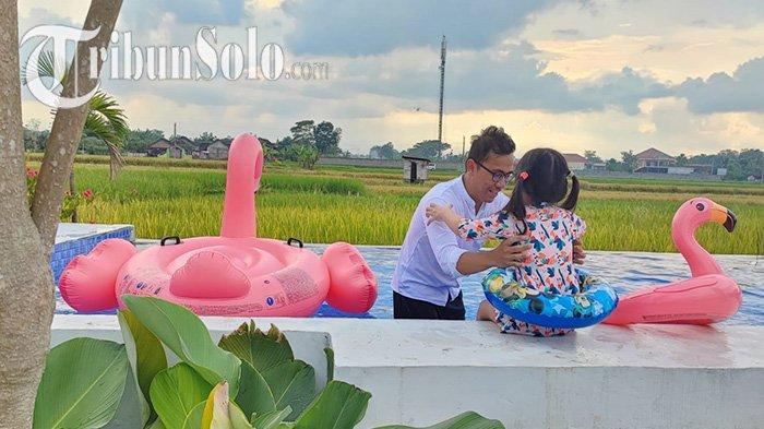 Wisatawan menikmati kolam renang di Candramaya Pool and Resort yang berada di Jalan Dalangan, Dukuh Kajen, Desa Dalangan, Kecamatan Tulung.