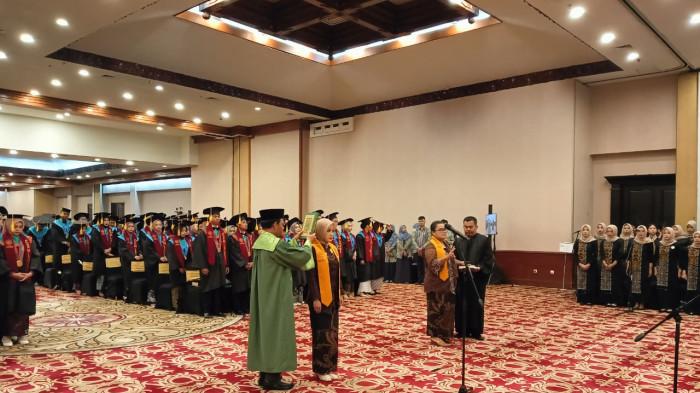 MAHASISWA DIWISUDA. Sebanyak 270-an mahasiswa berhasil diwisuda dari Sekolah Tinggi Ilmu Kesehatan (STIKes) Mitra Husada Karanganyar (MHK) pada Kamis (16/10/2025).