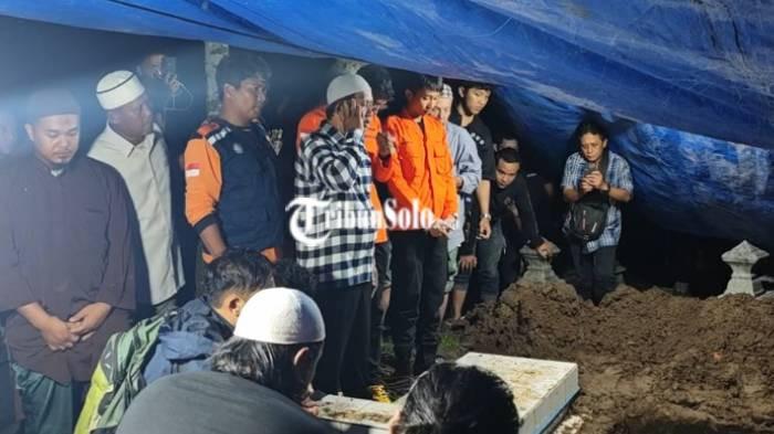 KUMANDANGKAN ADZAN - Ayah dari Yazid, Sapto Mulyono di Pemakaman Gawanan, Kecamatan Colomadu, Karanganyar pada Selasa (10/2/2026). Sapto mengumandangkan adzan sebelum jenazah dimakamkan.