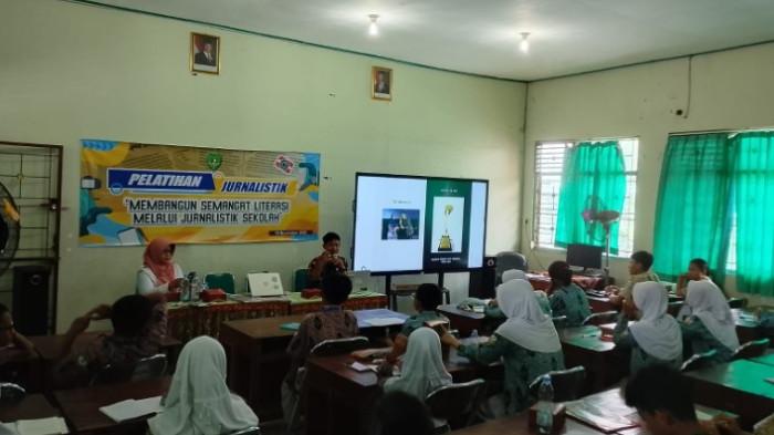 Yoma Times Suryadi sebagai pemateri fotografi