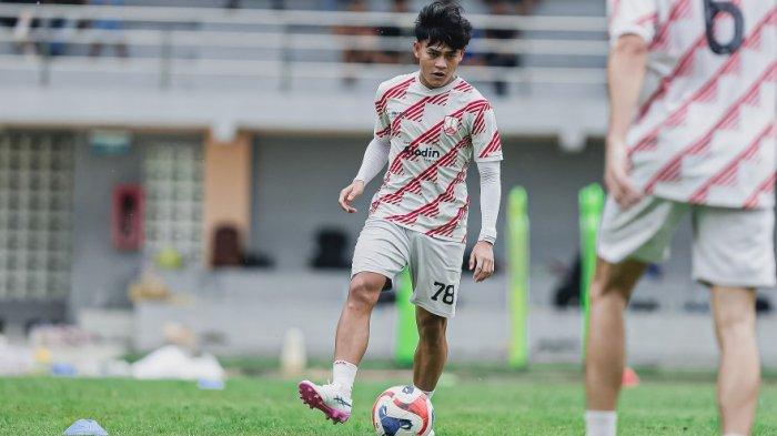 LATIHAN PERSIS - Pemain Persis Solo, Zanadin Fariz, saat menjalani sesi latihan di Yogyakarta untuk mematangkan persiapan tim pasca jeda kompetisi. Pemusatan latihan ini dimulai pada 25 hingga 28 Maret 2026 jelang laga melawan PSM Makassar.