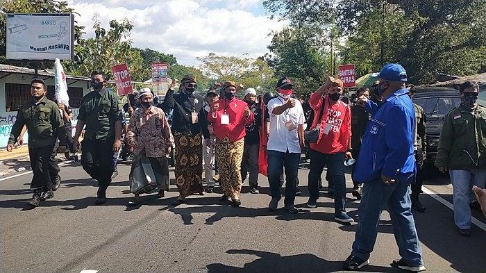 Kompak Kenakan Beskap Lengkap, Inilah Rute yang Dilalui ABY-HJT Sebelum Sampai di Gedung KPU Klaten
