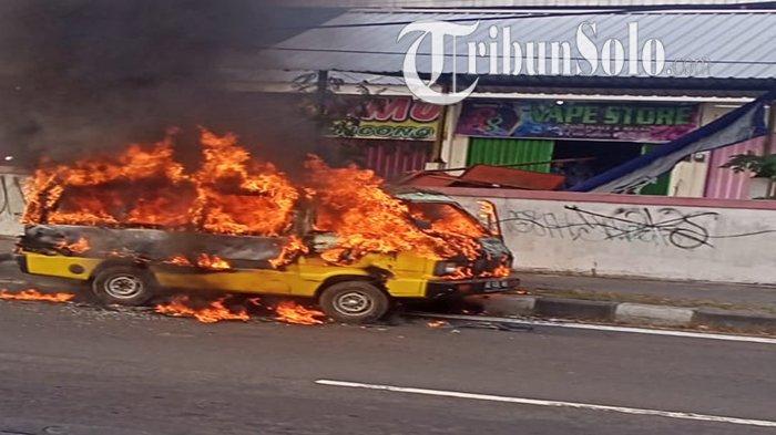 Sempat Terjebak di Mobil yang Terbakar, Ibu & Dua Bocah Alami Luka Bakar Bagian Tangan hingga Wajah