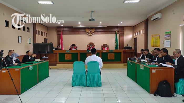 Solo Hari Ini : Terdakwa Kasus Ujaran Kebencian Gus Nur dan Bambang Tri Bacakan Pledoi di PN Solo