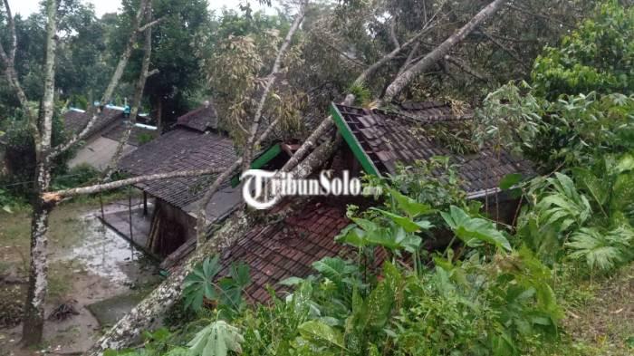 ANGIN RIBUT. Dampak puting beliung yang terjadi di sejumlah kecamatan di Karanganyar, Rabu (4/3/2026). Ada dua orang yang dilaporkan terluka. (Istimewa/BPBD Karanganyar)