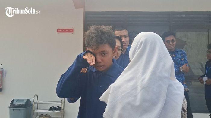 PENUH HARU - Haru biru menyelimuti hari pertama pelaksanaan Masa Pengenalan Lingkungan Sekolah (MPLS) Sekolah Rakyat Terintegrasi (SRT) 78 Sragen, Senin (10/11/2025). Dengan dimulainya MPLS, berarti para siswa juga sudah mulai mengikuti proses belajar mengajar, termasuk tinggal di asrama.