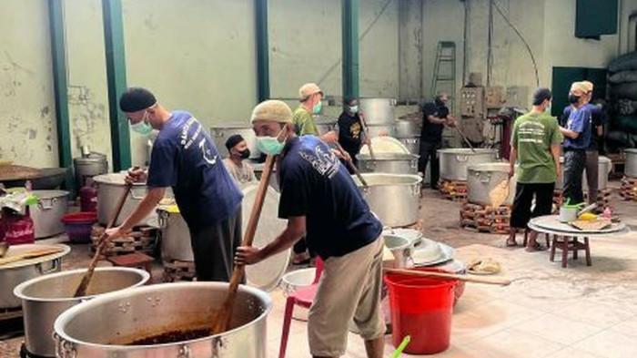 SAJIAN HAUL SOLO - Warga memasak di dapur untuk makanan jemaah haul Haul Habib Ali bin Muhammad Al Habsyi di Pasar Kliwon, Solo, Jawa Tengah, Jumat (10/10/2025). Beginilah asal-usul nasi kebuli jadi hidangan khas di Haul Habib Ali di Solo. (KOMPAS.com/Labib Zamani)