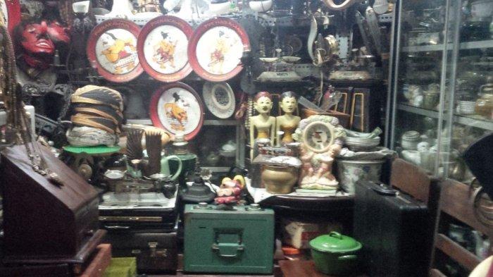 PASAR ANTIK SOLO - Barang-barang antik dan kuno yang dijual di Pasar Triwindu di Jalan Diponegoro Keprabon, Banjarsari, Solo, Jawa Tengah, Kamis (10/1/2019). Begini asal-usul Pasar Triwindu di Solo. (KOMPAS.com/LABIB ZAMANI)