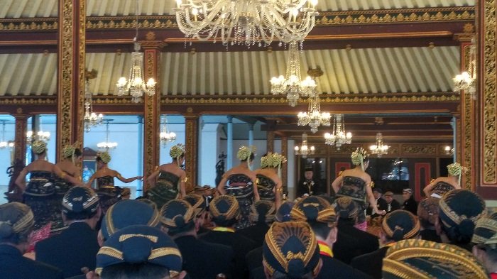 Sembilan penari Bedhaya Ketawang menari di hadapan Paku Buwono XIII Hangabehi, Sasana Sewaka Keraton Solo, Sabtu (22/4/2017) siang. 