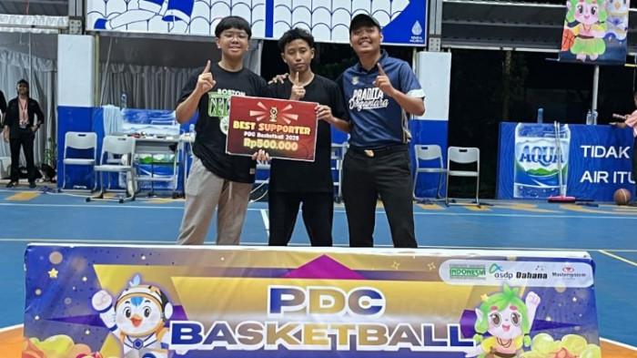 Tim suporter SMP ABBS Surakarta meraih penghargaan best suporter di ajang Pradita Dirgantara Competition 2025.