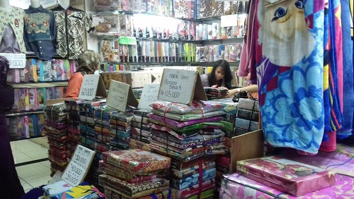 Seorang pedagang di Beteng Trade Center yang menjual sprei dan selimut, Rabu (3/9/2025).