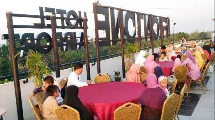 Buka puasa di Kampung Ramadan Garden Rooftop Front One Hotel Airport Solo.