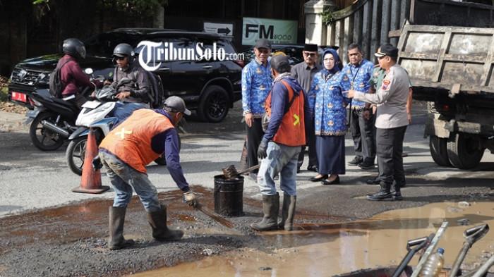 BUPATI ETIK SIDAK - Ilustrasi saat Bupati Sukoharjo sidah perbaikan jalan program prioritas Kabupaten Sukoharjo, Jawa Tengah, beberapa waktu lalu. Pemkab Sukoharjo telah menyelesaikan seluruh 11 program prioritas tahun 2025 tepat waktu.