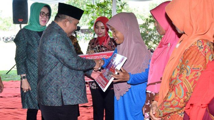 Bupati Wardoyo Serahkan Bantuan Rumah Tangga Miskin kepada Masyarakat di Polokarto Sukoharjo