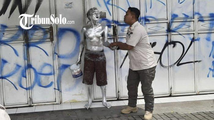 Balada Manusia Silver di Klaten: 8 Jam Dapat Rp 200.000, Cara Bersihkan Badan Ada Rahasianya