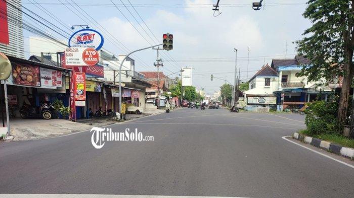 LALU LINTAS SOLO - Cuaca cerah berawan di Simpang Sabar Motor di Jalan Radjiman, Laweyan, Solo, Jawa Tengah, pada Kamis (2/4/2026) pagi pukul 07.00 WIB. Kawasan ini juga disebut kawasan Baron, di mana dulunya merupakan tempat tinggal para baron (bangsawan Eropa) saat pusat pemerintahan Surakarta masih berada di Kartasura. Hari ini, cuaca Solo diprediksi turun hujan.