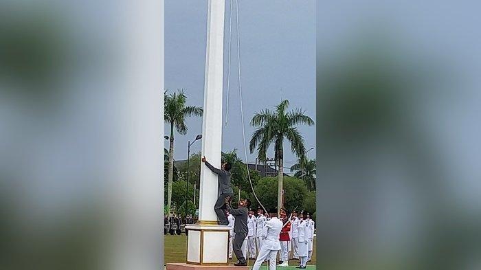 Besi Pengait Bendera Tiba-tiba Patah, Anggota TNI Ini Berlari di Tengah Upacara Lalu Panjat Tiang