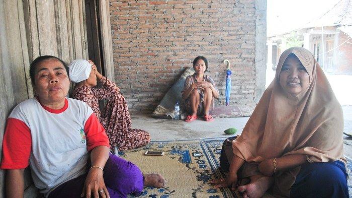 Suhartini (depan kiri) ditemani putri sulungnya, Siti Aminah (depan kanan) memberikan tanggapan soal boikot yang menimpa acara pernikahan Dwi Sri Suwarni dengan Eko Jatmiko di RT 13 Dukuh Jetak, Desa Hadiluwih, Sumberlawang, Sragen, Kamis (17/10/2019).