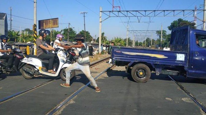 Kisah Diryan, Penjaga Perlintasan Kereta Api yang Pakai Jurus Silat untuk Mengurai Kemacetan