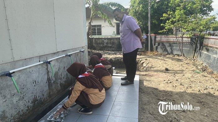 PENGUATAN KARAKTER - Kepala Dinas Pendidikan Sukoharjo, Havid Danang Purnomo Widodo melakukan pantauan di Sekolah Dasar (SD) Negeri Pranan, pada Sabtu (10/1/2026). Pemerintah Kabupaten (Pemkab) Sukoharjo melalui Dinas Pendidikan terus menguatkan pendidikan karakter anak sejak usia dini.