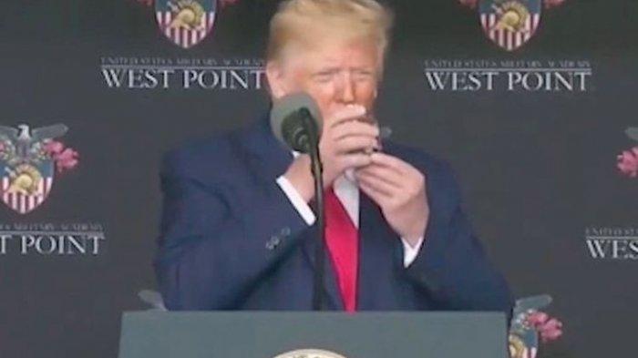 Donald Trump Terekam Minum Air Pakai Dua Tangan dan Berjalan Lambat, Kondisinya Kini Jadi Sorotan
