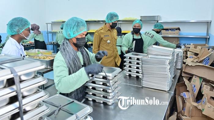 MBG SUKOHARJO - Wakil Bupati Sukoharjo, Eko Sapto Purnomo melakukan inspeksi mendadak (sidak) di dapur Satuan Pelayanan Pemenuhan Gizi (SPPG) Kecamatan Baki pada Selasa (23/9/2025) kemarin. Eko menekankan pentingnya sertifikasi keamanan dan kebersihan pangan.