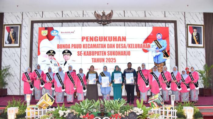 PENGUKUHAN BUNDA PAUD - Bupati Sukoharjo, Etik Suryani, secara resmi mengukuhkan Bunda PAUD tingkat kecamatan serta desa/kelurahan se-Kabupaten Sukoharjo dalam sebuah acara yang digelar di Gedung Menara Wijaya, Senin (6/10/2025) kemarin.