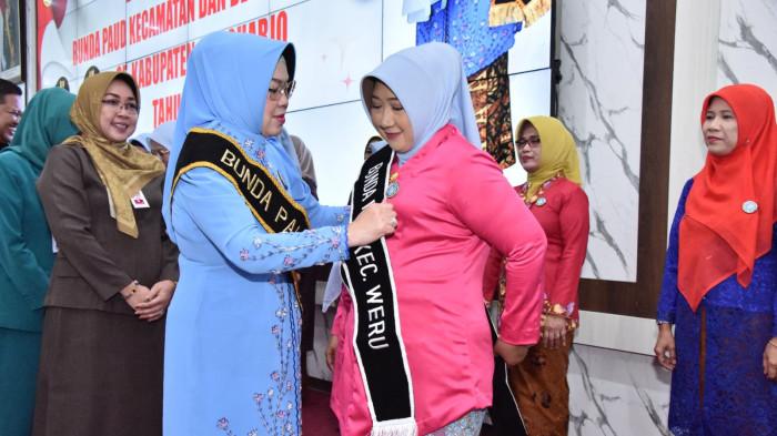 PENGUKUHAN BUNDA PAUD - Bupati Sukoharjo, Etik Suryani, secara resmi mengukuhkan Bunda PAUD tingkat kecamatan serta desa/kelurahan se-Kabupaten Sukoharjo dalam sebuah acara yang digelar di Gedung Menara Wijaya, Senin (6/10/2025) kemarin.