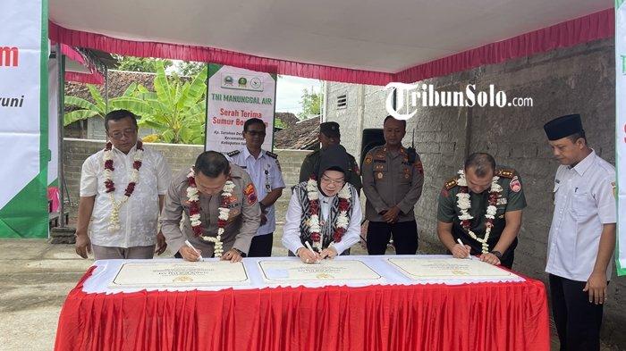 SINERGI SUKOHARJO - Bupati Sukoharjo Etik Suryani meresmikan sumur bor dalam di Desa Karangwuni, Kecamatan Weru, Kabupaten Sukoharjo, Rabu (21/1/2026). Pembangunan sumur bor ini hasil kolaborasi antara Pemerintah Kabupaten (Pemkab) Sukoharjo, Kodim 0726/Sukoharjo, serta dukungan pihak swasta melalui PT Berseri.