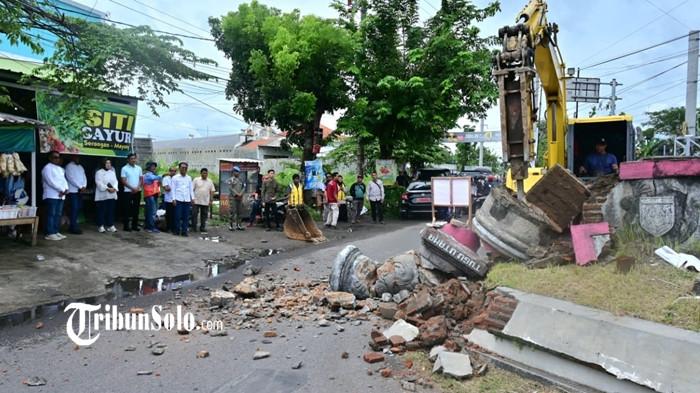 SIDAK PROYEK - Bupati Sukoharjo Etik Suryani bersama Wakil Bupati Eko Sapto Purnomo melakukan inspeksi mendadak (sidak) proyek pelebaran jalan perlintasan kereta api Mayang, Gatak, pada Sabtu (15/11/2025) kemarin.