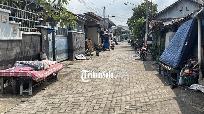 JEMUR KASUR - Pemandangan kasur, pakaian, hingga berbagai perabot rumah tangga yang dijemur tampak menghiasi Kampung Tanjunganom RT IV RW V, Kelurahan Kwarasan, Kecamatan Grogol, Kabupaten Sukoharjo, Kamis (16/4/2026).