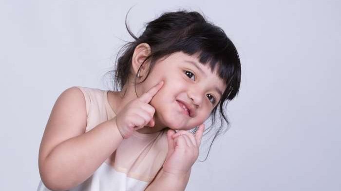 Salut, Arsy Hermansyah Ikutan Bagi-bagi Takjil di Jalan