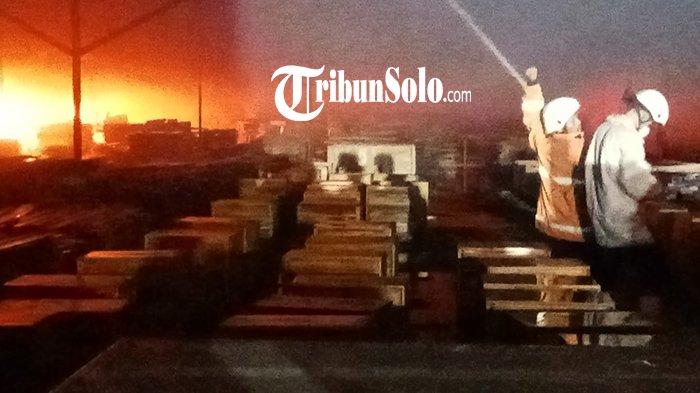 Gudang Mebel di Sragen Terbakar Hebat, Pengusaha di Kecamatan Miri Merugi Rp20 Miliar