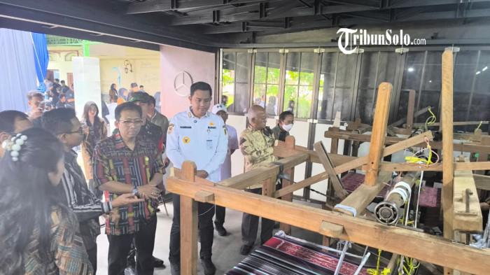 POTENSI UMKM - Bupati Klaten Hamenang Wajar Ismoyo, mendampingi Kementerian UMKM meresmikan holding UMKM fashion di Kecamatan Pedan, Kabupaten Klaten, Rabu (19/11/2025).