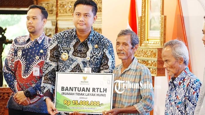 hamenang dan benny serahkan bantuan
