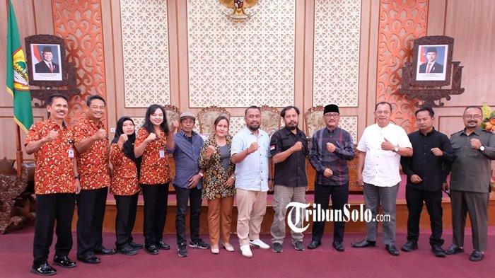 HEARING DPRD - Dewan Perwakilan Rakyat Daerah (DPRD) Kabupaten Sukoharjo menggelar agenda hearing bersama perwakilan Elemen Masyarakat Sukoharjo (Elmasho), Jumat (13/2/2026), di ruang rapat DPRD setempat.
