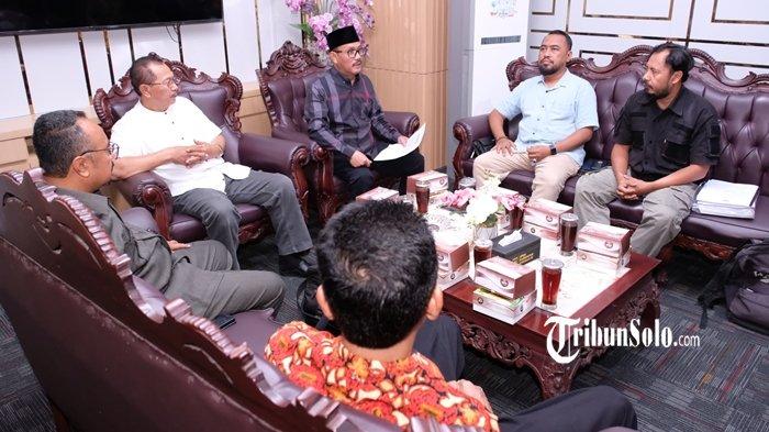 HEARING DPRD - Dewan Perwakilan Rakyat Daerah (DPRD) Kabupaten Sukoharjo menggelar agenda hearing bersama perwakilan Elemen Masyarakat Sukoharjo (Elmasho), Jumat (13/2/2026), di ruang rapat DPRD setempat.