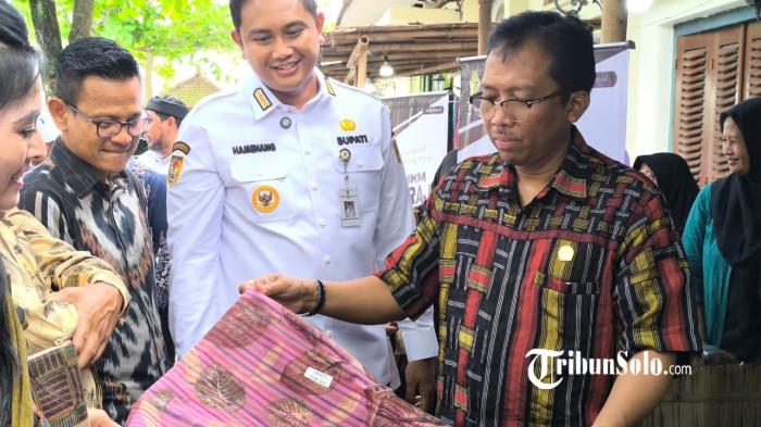 POTENSI UMKM - Bupati Klaten Hamenang Wajar Ismoyo, mendampingi Kementerian UMKM meresmikan holding UMKM fashion di Kecamatan Pedan, Kabupaten Klaten, Rabu (19/11/2025).