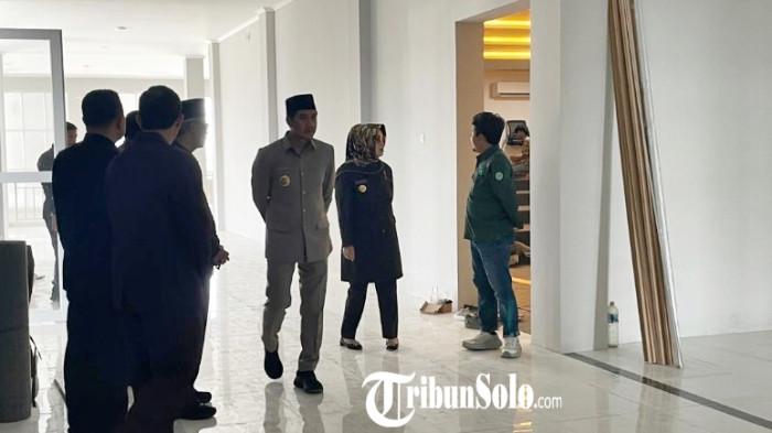Bupati Sukoharjo, Etik Suryani, bersama Wakil Bupati Eko Sapto Purnomo kembali melakukan inspeksi mendadak (sidak) terhadap proyek pembangunan Gedung Perpustakaan Daerah pada Kamis (20/11/2025).