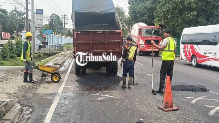 PERBAIKAN. Pengerjaan pemeliharaan jalan yang masuk di wilayah Kecamatan Colomadu, Kabupaten Karanganyar, jelang Idul Fitri 1447 H / 2026 M. Pemeliharaan jalan meliputi menambal jalan berlubang.