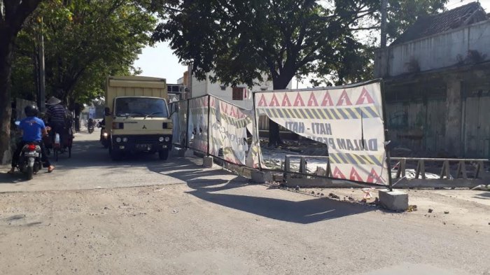 Sisi Barat Jalan S Parman Solo Dibongkar, Pedagang Pilih Libur Jualan