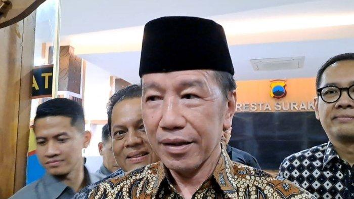 POTRET JOKOWI - Presiden ke-7 Republik Indonesia, Joko Widodo (Jokowi), menjalani pemeriksaan lanjutan terkait kasus dugaan pencemaran nama baik atas tudingan ijazah palsu di Polresta Solo, Rabu (11/2/2025), Dalam pemeriksaan yang berlangsung selama sekitar dua setengah jam itu, Jokowi memberikan keterangan soal proses perkuliahan hingga penyusunan skripsinya. (KOMPAS.COM/Fristin Intan Sulistyowati)