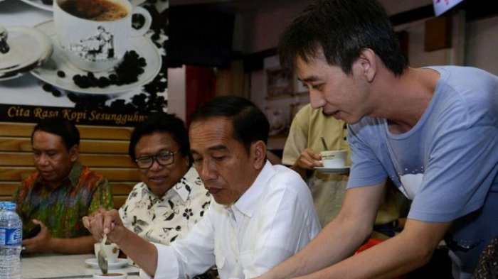 Paspampres Lakukan Hal ini saat Jokowi Cicipi Makanan dan Minuman Secara Mendadak saat Blusukan
