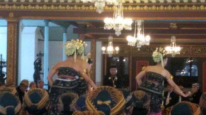 Tampak Raja Keraton Solo, Paku Buwono XIII tengah menyaksikan tarian sakral Bedhaya Ketawang dalam jumenengan ke-13 di Sasana Sewaka, Keraton Solo, Sabtu (22/4/2017) siang. 