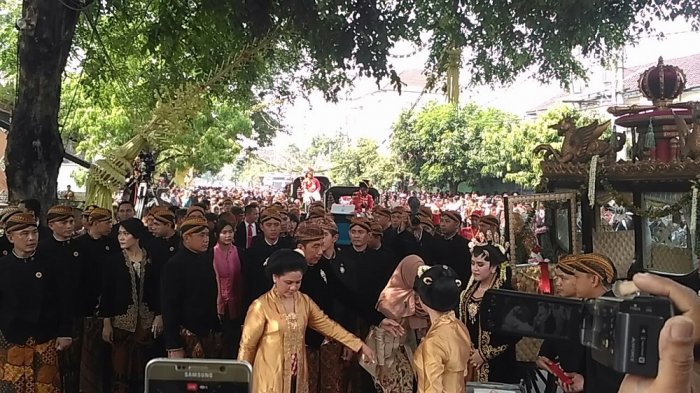 Jelang Akad Nikah, Kahiyang dan Bobby Menebar Senyum saat Tiba di Graha Saba Solo