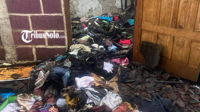 PEMADAMAN. Petugas Damkar Satpol-PP Karanganyar memadamkan api yang membakar rumah di Ngatiyem, warga Desa Tohkuning, Kecamatan Karangpandan, Kabupaten Karanganyar, Jum'at (6/3/2026) pagi. Diduga sumber api dari lilin.